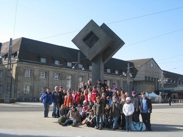 Gruppenbild vor dem Karlsruher Hauptbahnhof 